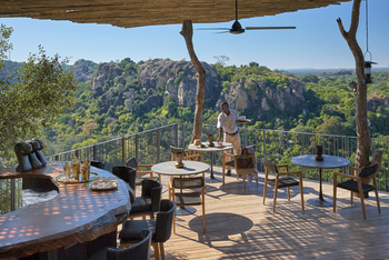 Singita Pamushana Lodge: Deck und Bar