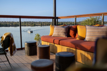 Anantara Tented Camp Kafue River: Lounge-Deck mit Kissenbank und Flussblick