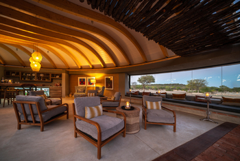 Anderssons at Ongava: Lounge mit Panoramafenster