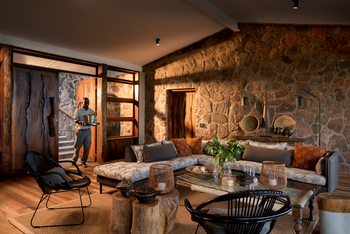 Bumi Hills Safari Lodge: Wohnzimmer Baobab Villa