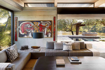 Cheetah Plains: Lounge mit abstraktem Kunstwerk und Poolblick