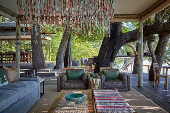 Chindeni Bushcamp: Lounge mit Deko