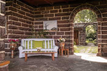 Loldia House: Sofa im Garten