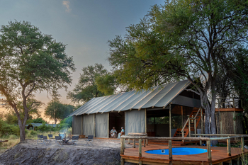 Losika Elephant Camp: Baumhaus, Lounge und Feuer am Abend