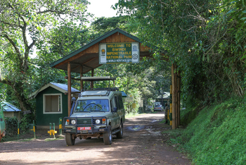 Mahogany Springs Safari Lodge: Eingang zum Nationalpark