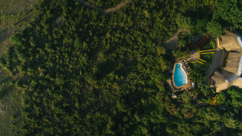 Manyara Lakeview Oasis: Pool und Landschaft von oben