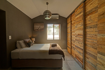 Naankuse @ Utopia: Holzverkleidete Wand