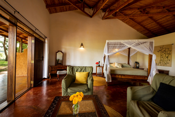 Ngorongoro Farmhouse: Zimmer mit Doppelbett und Sitzecke