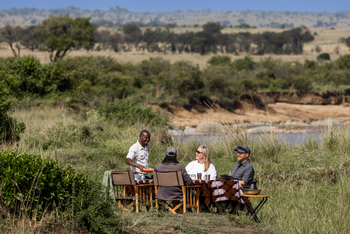 Olakira Migration Camp: Guide mit Gästen beim Lunch