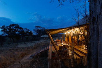 Olkeri Camp: Treppe zum Hauptzelt