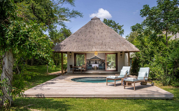 Savanna Lodge: Holzdeck mit Tauchbecken und gepolsterten Liegen