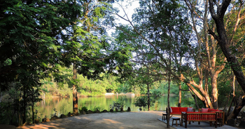 Shergarh Tented Camp: Sofas am Teich