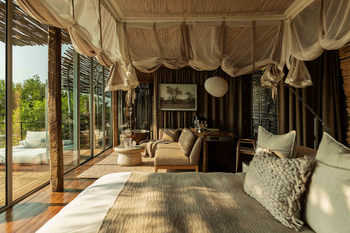Singita Lebombo Lodge: Suite mit Himmelbett und Buschpanorama