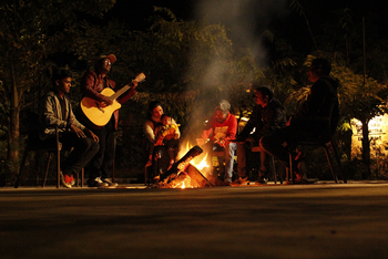 Tathastu Resort Pench: Musik am Feuer