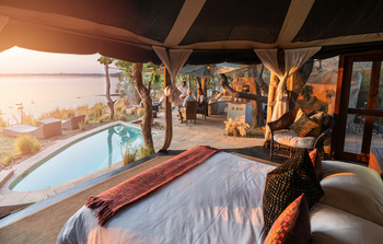 Time + Tide Chongwe Suites: Cassia - Bett und Plunge Pool