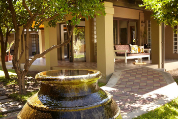 Villa Violet: Sofa im Innenhof