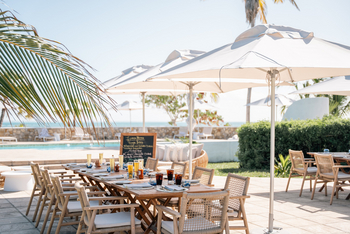 Azura Marlin Beach: Essbereich mit Blick auf den Pool