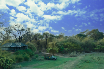 Bamboo Forest Safari Lodge: Jeep vor Camp Alizanza