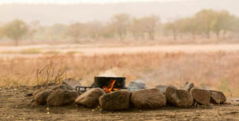 Chilo Mahove Tented Camp: Offenes Küchenfeuer