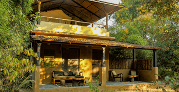 Forsyth Lodge Forsyth Lodge: Machaan Cottage - Veranda