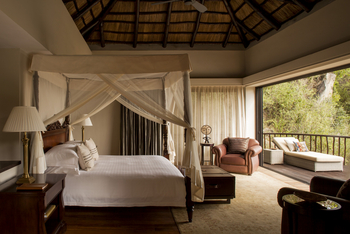 Four Seasons Safari Lodge: Bett mit Moskitonetz