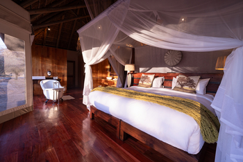 Gham Dhao Lodge Gham Dhao Lodge: Doppelbett und Wanne