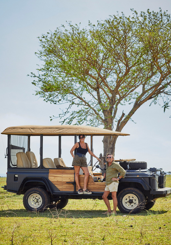 Laba Grumeti Art Lodge: Besitzerehepaar mit Game Drive Vehicle