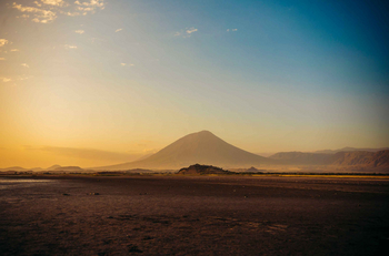 Lake Natron Tented Camp: Majestic Berglandschaft im Goldenen Licht