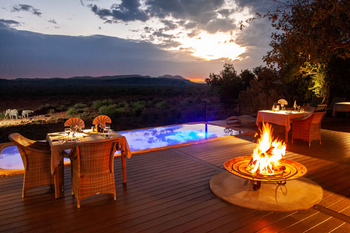 Madikwe Hills Private Game Lodge: Elefanten vor dem Pool am Abend beim Dinner