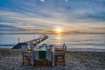 Mbali Mbali Mahale Lodge: Esstisch am Strand