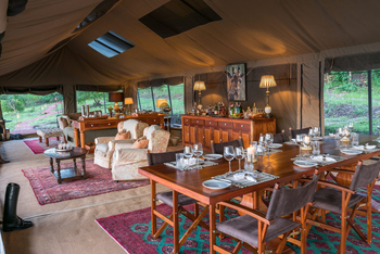 Papa's Camp: Blick durchs Hauptzelt