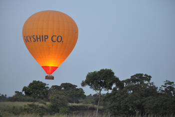 Sentinel Mara Camp: Oranger Heißluftballon über Bäumen