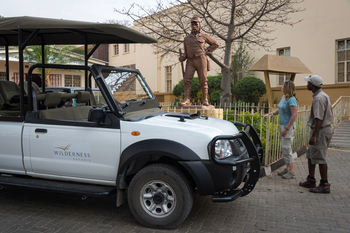 Toka Leya Camp Toka Leya Camp: Statue beobachten