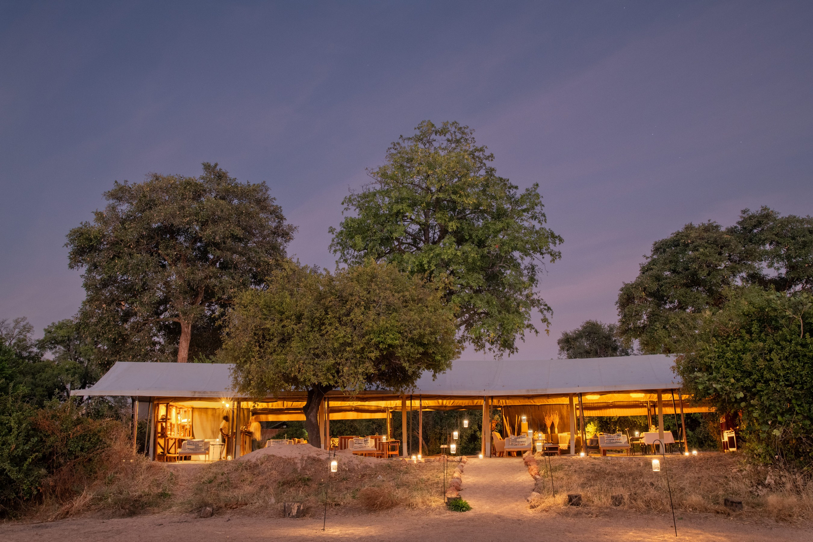 Kokoko Camp Kokoko Camp: Hauptbereich des Camps am Abend mit Beleuchtung