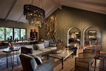 Bumi Hills Safari Lodge: Innenbereich Lounge