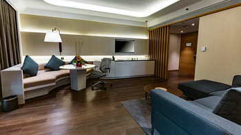 DoubleTree by Hilton Ahmedabad: Suite