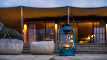 Elewana Lodo Springs: Laterne vor Zelt