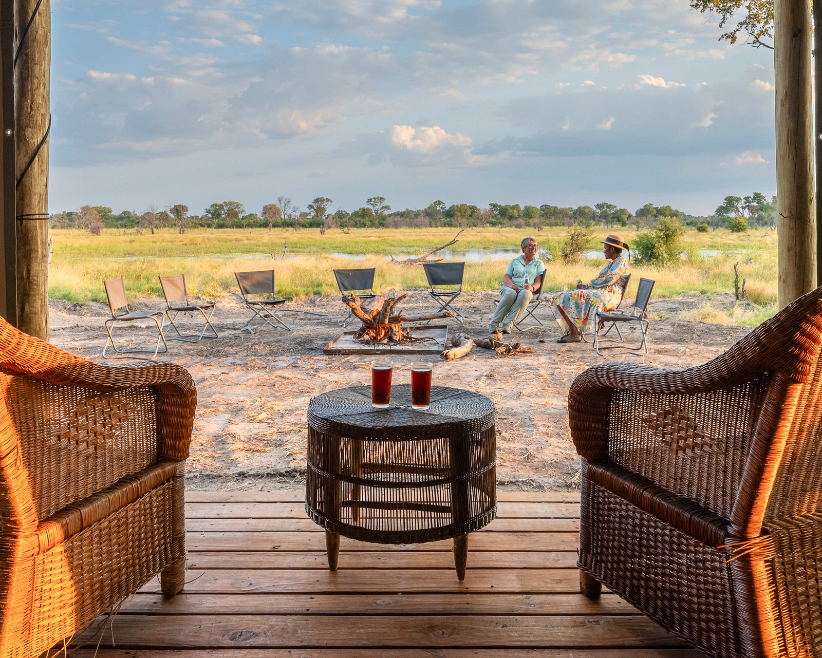 Losika Elephant Camp Losika Elephant Camp: Gäste am Lagerfeuer bei goldener Stunde