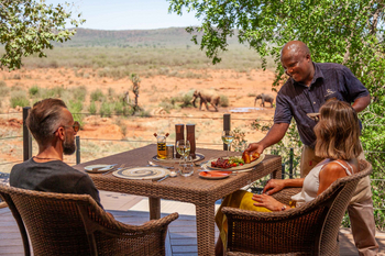 Madikwe Hills Private Game Lodge: Outdoor-Brunch mit Elefanten im Hintergrund