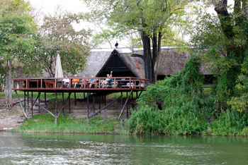 Ndhovu Safari Lodge: Gäste auf dem Deck