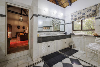 Ohorongo Lodge: Gästebad