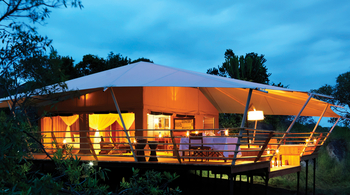 Serengeti Bushtops: Beleuchtetes Gästezelt