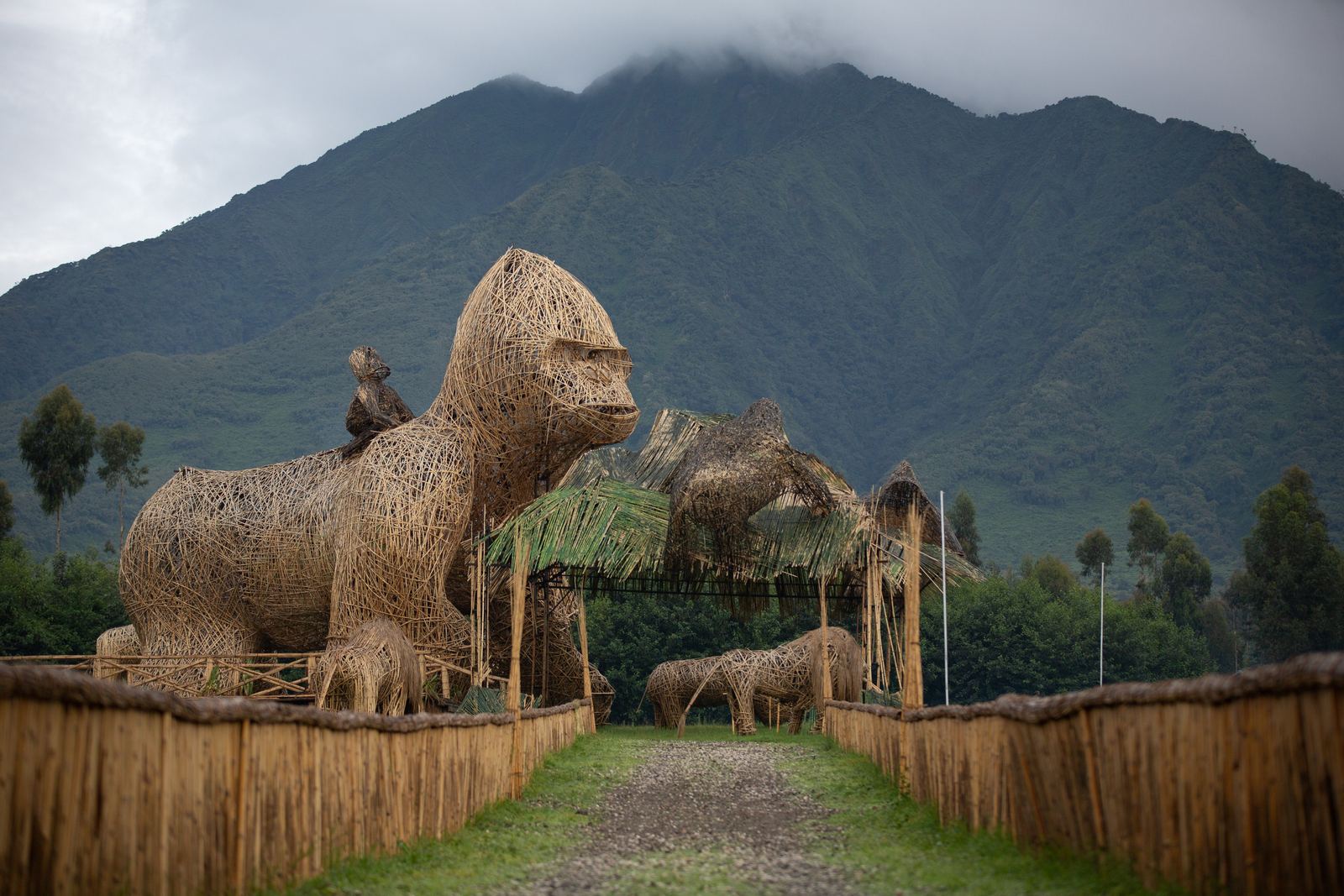 Singita Kwitonda Lodge Singita Kwitonda Lodge: Tor zum Gorillatrekking