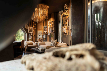 Singita Lebombo Lodge: Lounge mit Plüschsofas und Kronleuchter