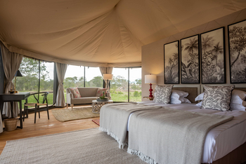 The River Camp: Canvas-Schlafzimmer mit Zwillingsbetten und roten Lampen