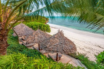Zawadi Hotel: Sonnenliegen am Strand
