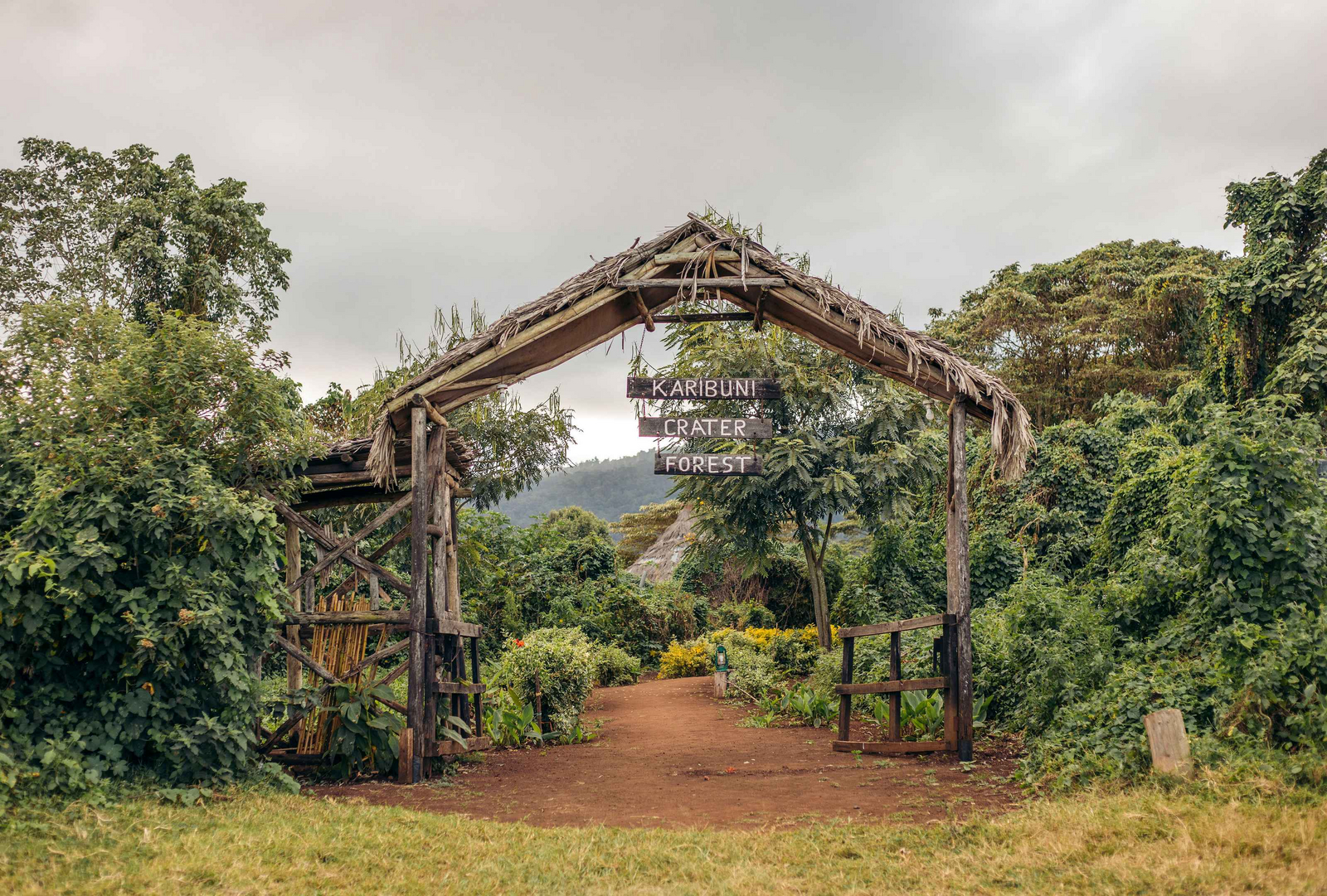 Crater Forest Tented Camp Crater Forest Tented Camp: Eingang mit rustikalem Holzbogen und Schild