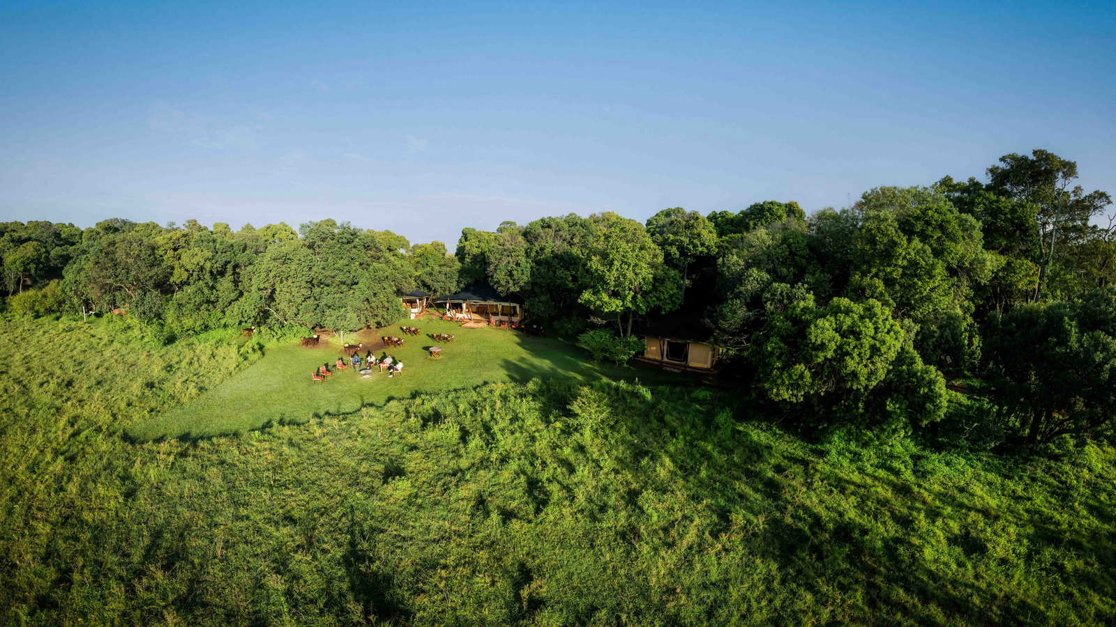 Elewana Elephant Pepper Camp Elewana Elephant Pepper Camp: Rasen vor dem Camp