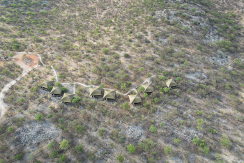 Epacha Game Lodge: Beschattete Parkplätze