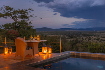 Hemingways Ol Seki Mara: Beleuchtung Pool am Abend